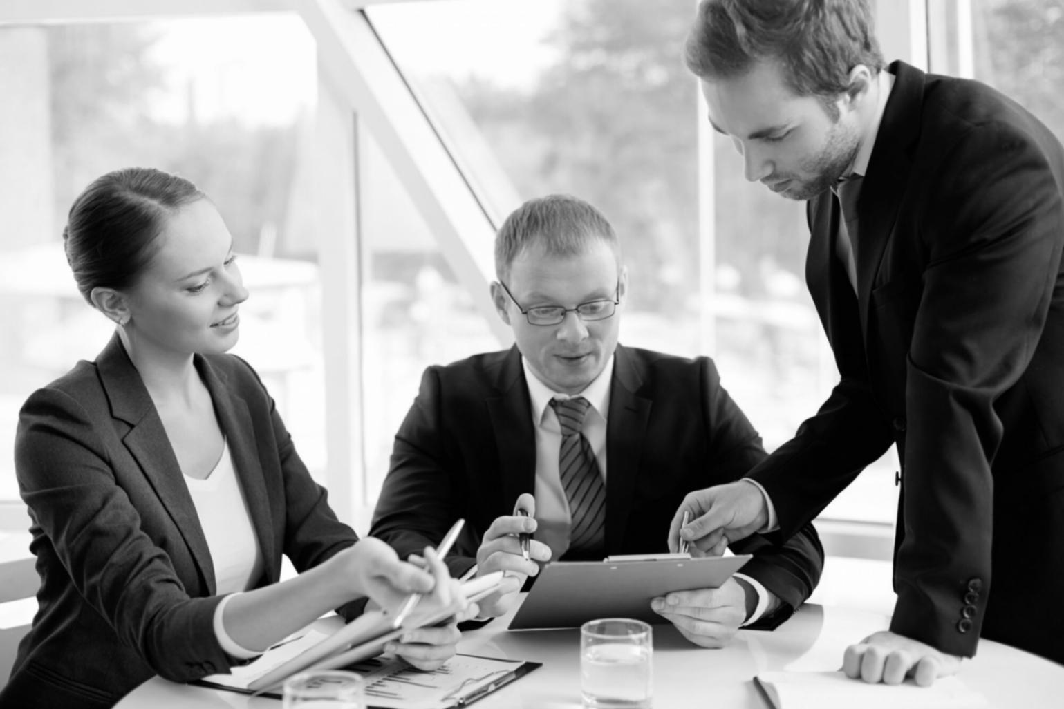 Profesionales analizando datos financieros en entorno colaborativo